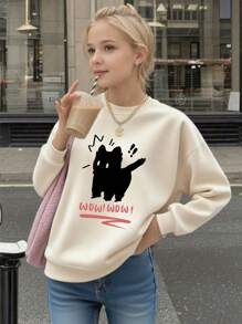 这款少女长袖圆领卫衣印有“Wow!Wow!”图案，舒适时尚，休闲百搭，是秋冬季的理想之选。