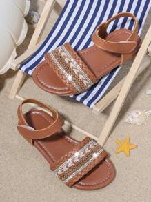 Ein Paar mit Diamanten besetzte, glitzernde Mädchen Sommer Strand Sandalen, einzigartiger Stil, Mädchen Favorit, geeignet für alle Anlässe, die Wahl für Fotografie.