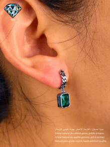 一对[2025时尚新品]这对精美的耳环巧妙地将链式图案与方形切割宝石融合在一起，将现代优雅与永恒的精致融为一体。采用优质925纯银制成，具有卓越的耐用性和奢华的表面处理。它们的中心是一颗天然绿水晶，其深沉、翠绿的色调让人联想到森林泉水——散发着清澈和大自然的神秘能量