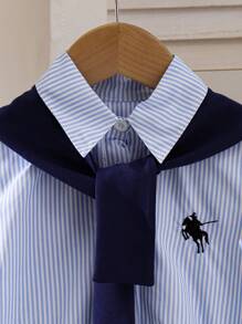 年轻女孩返校休闲可爱刺绣领衬衫裙配蓝色披肩，开学装