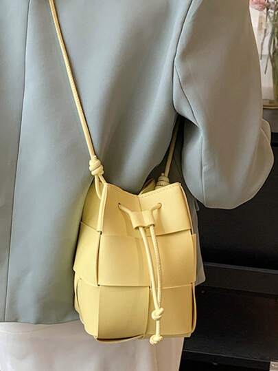 حقيبة كروس بودي نسيج كاجوال صغيرة، حقيبة كتف صغيرة، حقيبة دلو بسحاب، لون أحادي من البولي يوريثان