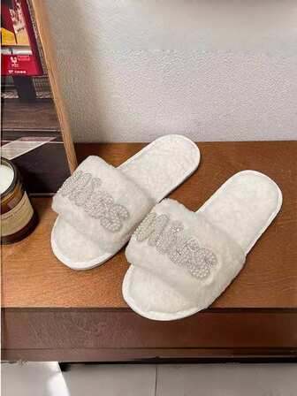 1 双女士钻石和珍珠“小姐”装饰毛绒保暖拖鞋，露趾防滑平底拖鞋，适合室内/室外穿着，派对蓬松拖鞋