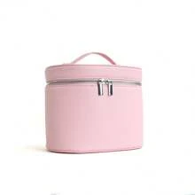 1个定制大容量PU皮革化妆盒，带内部收纳整理隔层，个性化女士旅行化妆包，带提手，轻奢收纳内胆，可定制姓名及字母大小写，分隔式设计，时尚秋季，尽显魅力