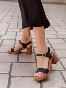 适合日常穿着的带扣中跟凉鞋