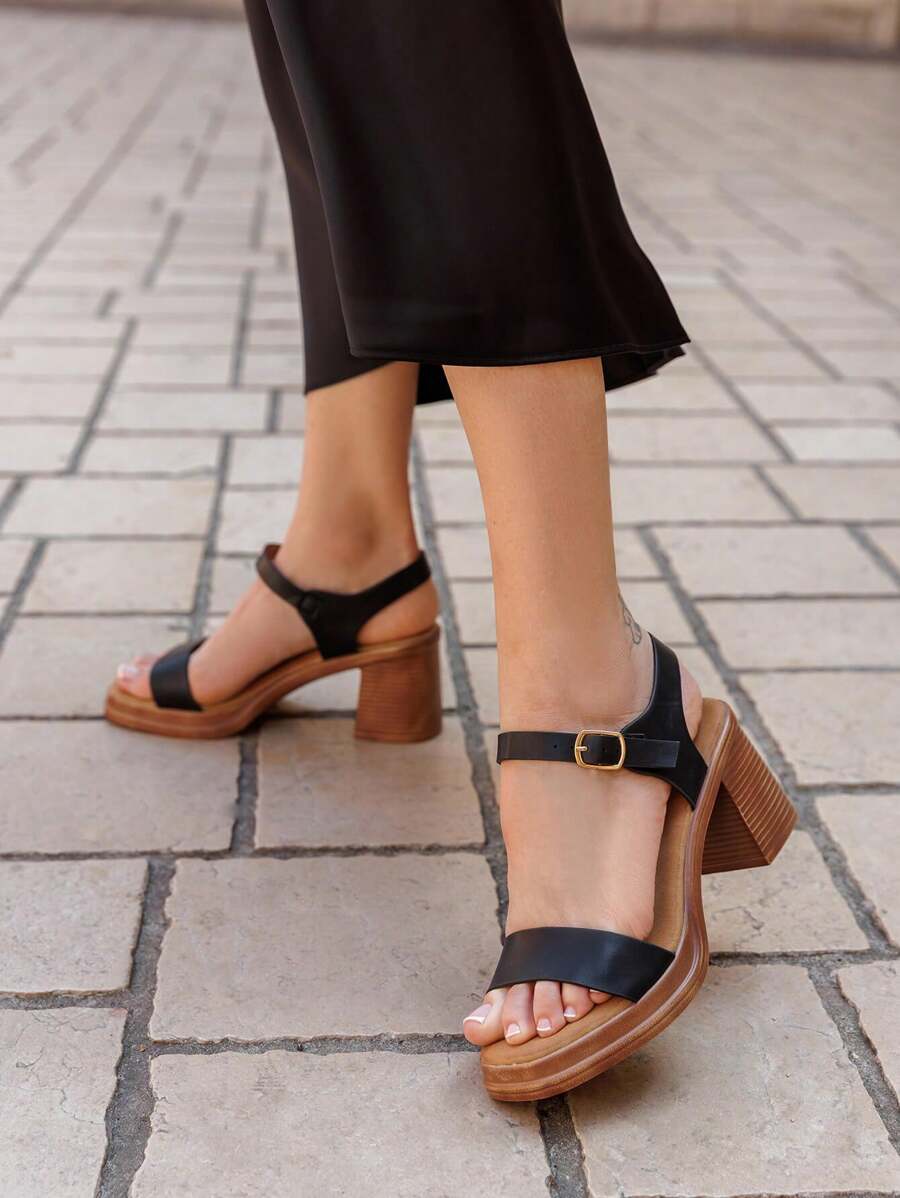 适合日常穿着的带扣中跟凉鞋