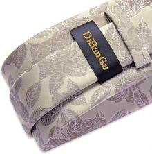 Conjunto de corbata de seda con estampado floral, incluye pinza de corbata, pañuelo y gemelos - Champán - Ver 4