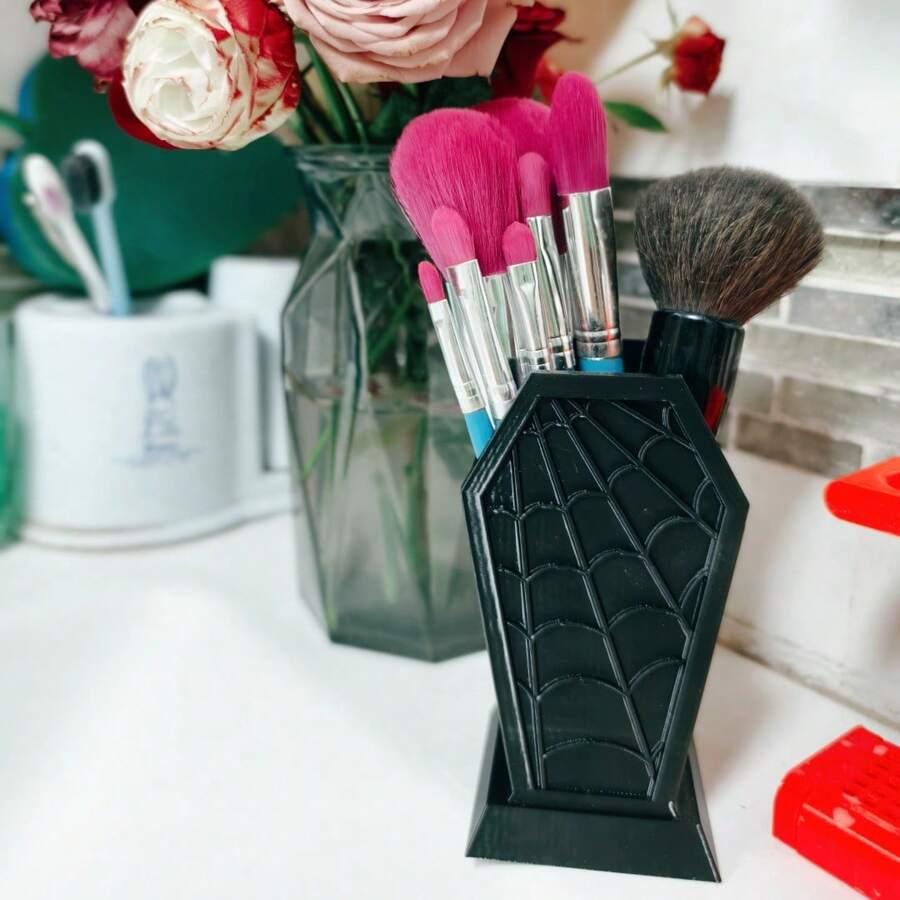 万圣节恐怖氛围装饰：哥特式棺材形蜘蛛网化妆刷架 - 轻质塑料收纳盒，适用于梳妆台或书桌，独立化妆品收纳盒