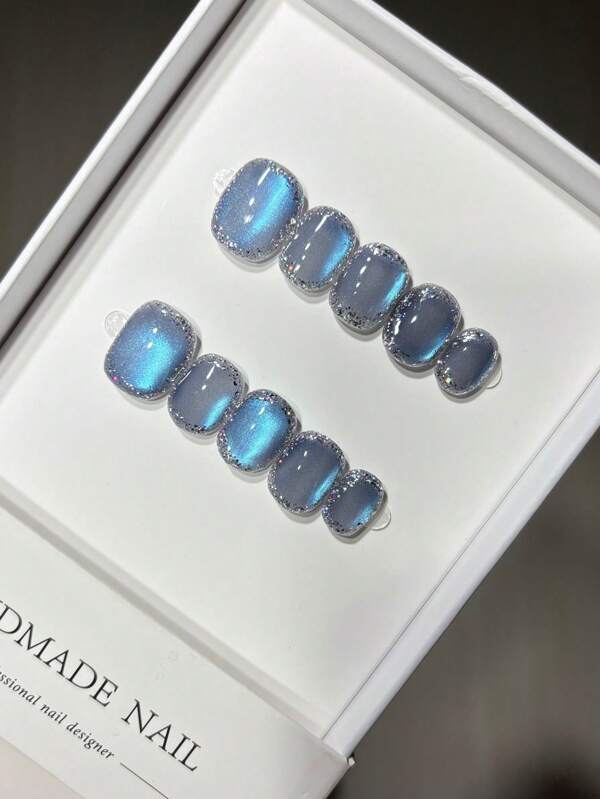 Lindo diseño de ojo de gato azul brillante redondo súper corto con efecto de persecución, con brillo plateado, hecho a mano