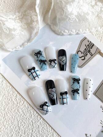 10 faux ongles de forme cercueil de longueur moyenne, style doux et chic pour adolescentes. Couleur de base blanche avec motifs à carreaux dessinés à la main, éléments de dentelle pour adolescentes, nœuds noirs, cœurs, pois, etc. Ongles élégants, sophistiqués et attrayants pour les occasions spéciales.