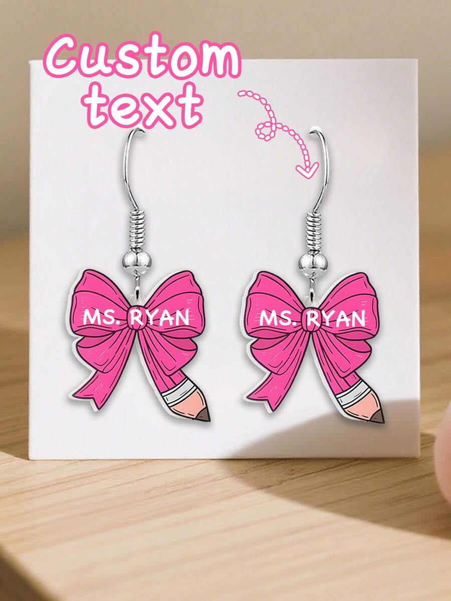 Bông tai chủ đề giáo viên, nơ hồng và bút chì, in tên cá nhân hóa, bông tai acrylic hình bút chì dễ thương kiểu trường học, bông tai móc acrylic, in độ phân giải cao, chữ/tên tùy chỉnh, thiết kế nơ hồng và bút chì, nhẹ, dễ mang theo, dành cho giáo viên, nhân viên nhà trường, người mua quà tặng, phụ huynh, Ngày Nhà giáo, Mùa tốt nghiệp, đeo hàng ngày, tặng quà, trang sức trường học - Nhiều màu - Xem 1