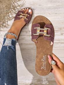 新款春夏时尚品牌 H Style 女士拖鞋，休闲系带一脚蹬罗马凉鞋，舒适一脚蹬穆勒凉鞋，颜色有黑色、米色、棕色、平底、压花、沙漠钥匙、法式优雅风格，水钻厚底坡跟凉鞋，沙滩鞋，简约室内/室外拖鞋，鳄鱼纹金属装饰平底凉鞋，夏季百搭