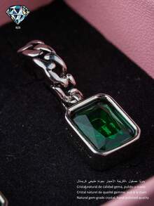 一对[2025时尚新品]这对精美的耳环巧妙地将链式图案与方形切割宝石融合在一起，将现代优雅与永恒的精致融为一体。采用优质925纯银制成，具有卓越的耐用性和奢华的表面处理。它们的中心是一颗天然绿水晶，其深沉、翠绿的色调让人联想到森林泉水——散发着清澈和大自然的神秘能量