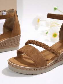 Sandali con zeppa e punta aperta, comodi e adatti all'estate, ideali per vacanze all'aperto e uso quotidiano