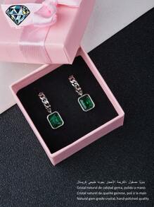一对[2025时尚新品]这对精美的耳环巧妙地将链式图案与方形切割宝石融合在一起，将现代优雅与永恒的精致融为一体。采用优质925纯银制成，具有卓越的耐用性和奢华的表面处理。它们的中心是一颗天然绿水晶，其深沉、翠绿的色调让人联想到森林泉水——散发着清澈和大自然的神秘能量