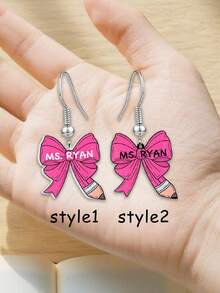 Bông tai chủ đề giáo viên, nơ hồng và bút chì, in tên cá nhân hóa, bông tai acrylic hình bút chì dễ thương kiểu trường học, bông tai móc acrylic, in độ phân giải cao, chữ/tên tùy chỉnh, thiết kế nơ hồng và bút chì, nhẹ, dễ mang theo, dành cho giáo viên, nhân viên nhà trường, người mua quà tặng, phụ huynh, Ngày Nhà giáo, Mùa tốt nghiệp, đeo hàng ngày, tặng quà, trang sức trường học - Nhiều màu - Xem 8