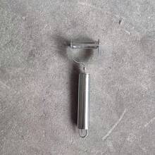 Utensili da cucina multifunzione in acciaio inossidabile - Lame taglienti per pelare e affettare patate, carote ecc. - Manico ergonomico, facile da impugnare e preparare efficientemente il cibo, affettare i prodotti | Design elegante | Pelapatate e affettatrice di verdure durevole