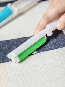 1 件便携式、可折叠、可水洗防尘滚筒粘毛器，采用优质 ABS+TPR 材料制成，颜色和款式（蓝色、粉色），可拆卸更换，可重复使用，适用于客厅、卧室、服装、学校宿舍、毛毯、沙发，用于去除松散的棉毛，是家庭和返校季节、万圣节、圣诞节、服装脱毛器的必备品