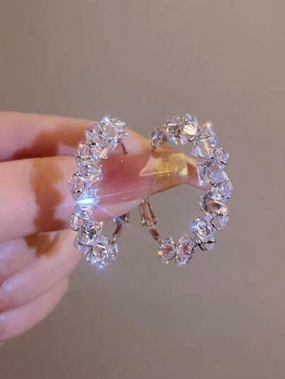 2只时尚精致立方氧化锆耳环，百搭青春气息，适合女性日常佩戴、约会及送礼场合。