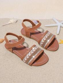 Ein Paar mit Diamanten besetzte, glitzernde Mädchen Sommer Strand Sandalen, einzigartiger Stil, Mädchen Favorit, geeignet für alle Anlässe, die Wahl für Fotografie.