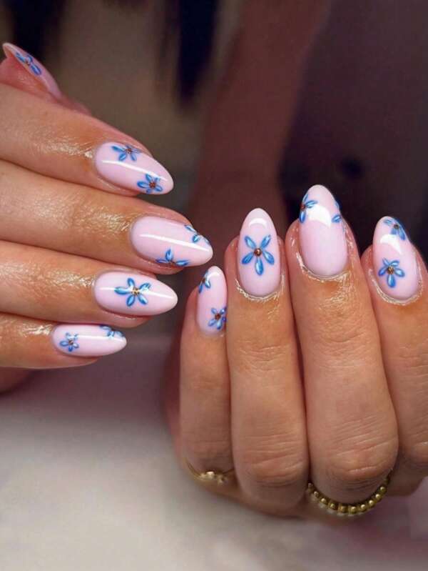 24 pièces de faux ongles en plastique en forme d'amande, avec des pétales bleus frais. Base blanche, faux ongles simples et détachables sur toute la surface. Comprend 1 colle à ongles et 1 lime à ongles. Convient pour le port quotidien, les courses, le travail ou les occasions de fête pour les femmes.