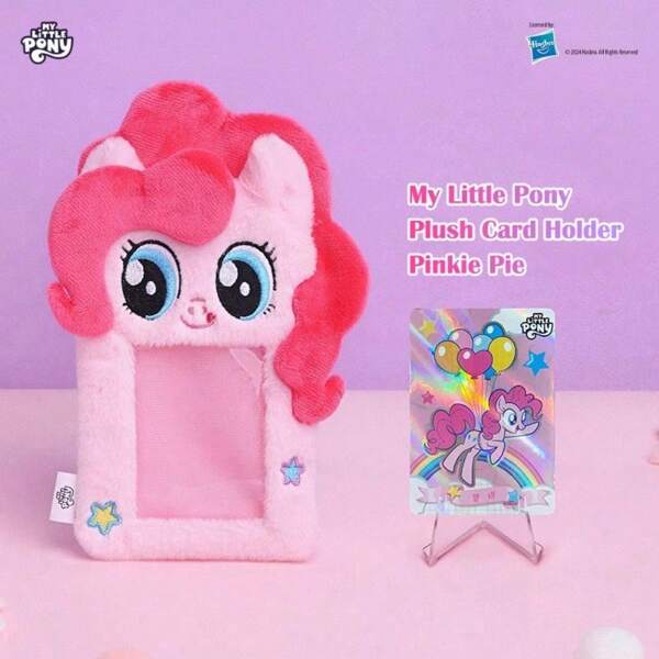 Hasbro Portacartas de peluche de My Little Pony - Estuche suave oficial con licencia para estudiantes (Pinkie Pie/Princesa Celestia/Fluttershy) | Incluye tarjeta posterior del personaje y decoraciones de estrellas