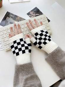 Uniseksowe, czarno-białe, dzianinowe rękawiczki z półpalcami w szachownicę, odpowiednie do użytku zimą, np. do pisania, jazdy na rowerze, utrzymywania ciepła itp.