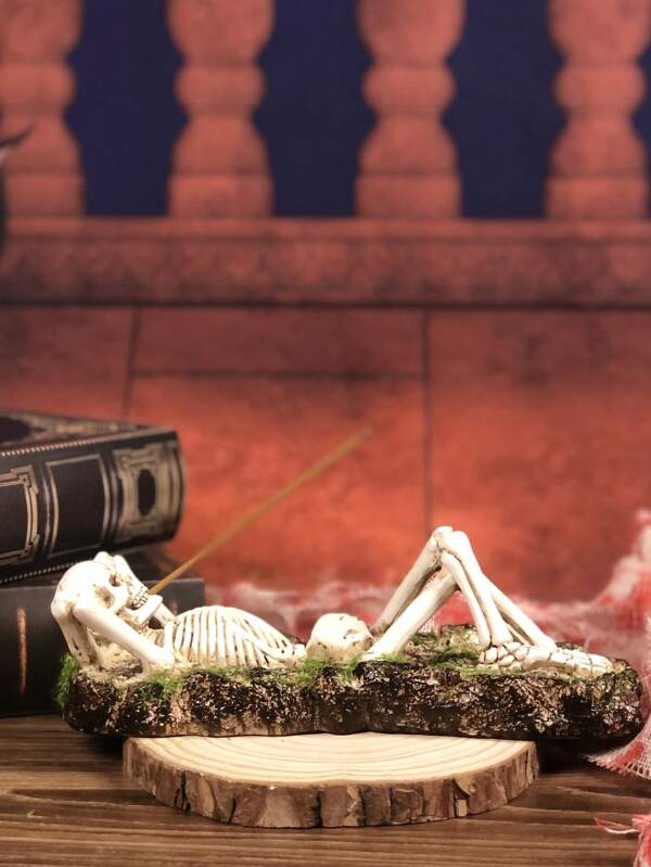 1pc Halloween Skeleton Incense Holder, Gothic Style Decor, Creative Home Accessory, Home Decoration, Fragrance Diffuser, Holiday Decor, Suitable For Study, Living Room, Mysterious, Eerie, Resin Figurine, Skull Design, Incense Holder, Gothic Style