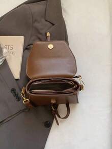 新款时尚经典金属扣装饰手提包，可调节肩带，纯色PU材质，翻盖设计，适合户外运动、通勤、购物、校园、短途旅行等场合。 - 棕色 - 查看 5