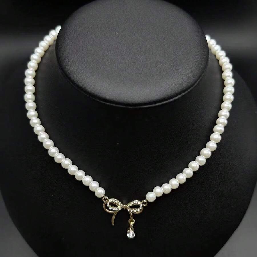 1 件合金蝴蝶结饰有玻璃水钻和人造珍珠，经典流行的百搭项链