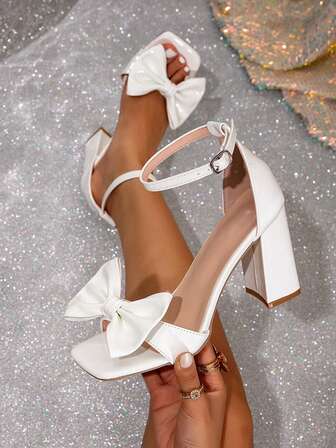 2025夏季新款白色蝴蝶结高跟凉鞋，露趾细带镂空时尚百搭透气舒适粗跟，大码可选