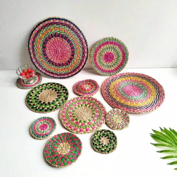 Porta-copos de palha colorido feito à mão com 9,9 cm de diâmetro x 0,4 cm de espessura, com isolamento térmico para decoração de restaurantes e residências