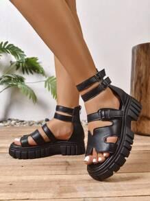 女士波西米亚风厚底罗马凉鞋，朋克扣点缀！柔软透气。交叉绑带设计，独特吸睛，厚底增高，拉长腿部线条。适合搭配长裙或清凉裤，是外出、时尚派对和日常通勤的理想之选，释放多元时尚魅力！