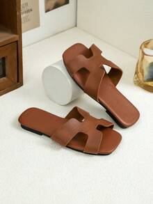 زوج جديد من الأحذية الصندلية للأطفال ذات أصابع مربعة، بتركيبات لونية متنوعة، مناسبة لارتداء الأطفال. صنادل صيفية للبنات ذات أربطة ناعمة وأنيقة، أحذية أميرة كاجوال للبنات، أحذية شاطئ مانعة للانزلاق، مناسبة للاستخدام الداخلي والخارجي