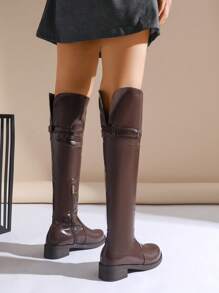 女士棕色百搭复古时尚粗跟平底过膝靴，柔软皮革鞋面舒适易打理，薄款保暖内衬，冬季保暖，一脚蹬设计易于穿着，带扣和侧拉链，优雅高挑，修身长筒靴，适合多种场合
