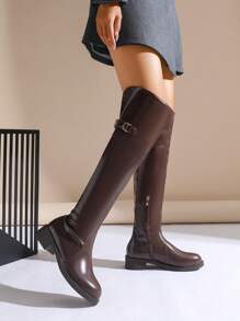 女士棕色百搭复古时尚粗跟平底过膝靴，柔软皮革鞋面舒适易打理，薄款保暖内衬，冬季保暖，一脚蹬设计易于穿着，带扣和侧拉链，优雅高挑，修身长筒靴，适合多种场合