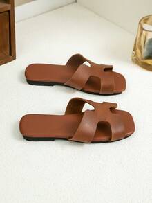 زوج جديد من الأحذية الصندلية للأطفال ذات أصابع مربعة، بتركيبات لونية متنوعة، مناسبة لارتداء الأطفال. صنادل صيفية للبنات ذات أربطة ناعمة وأنيقة، أحذية أميرة كاجوال للبنات، أحذية شاطئ مانعة للانزلاق، مناسبة للاستخدام الداخلي والخارجي