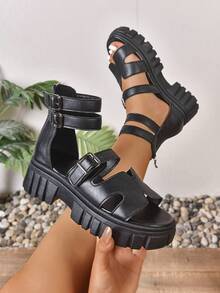 女士波西米亚风厚底罗马凉鞋，朋克扣点缀！柔软透气。交叉绑带设计，独特吸睛，厚底增高，拉长腿部线条。适合搭配长裙或清凉裤，是外出、时尚派对和日常通勤的理想之选，释放多元时尚魅力！