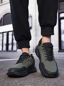 男士轻便跑步鞋 - 适合健身、慢跑、全年散步 - 透气低帮舒适设计 - 厚实 EVA 鞋底，减震 - 多功能休闲鞋