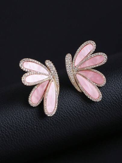 زوج من أقراط الفراشة المبالغ فيها بأسلوب المجوهرات الفاخرة، أقراط مرصعة بالزركونيا المكعبة النحاسية، مناسبة للمناسبات الرسمية والحفلات والتجمعات