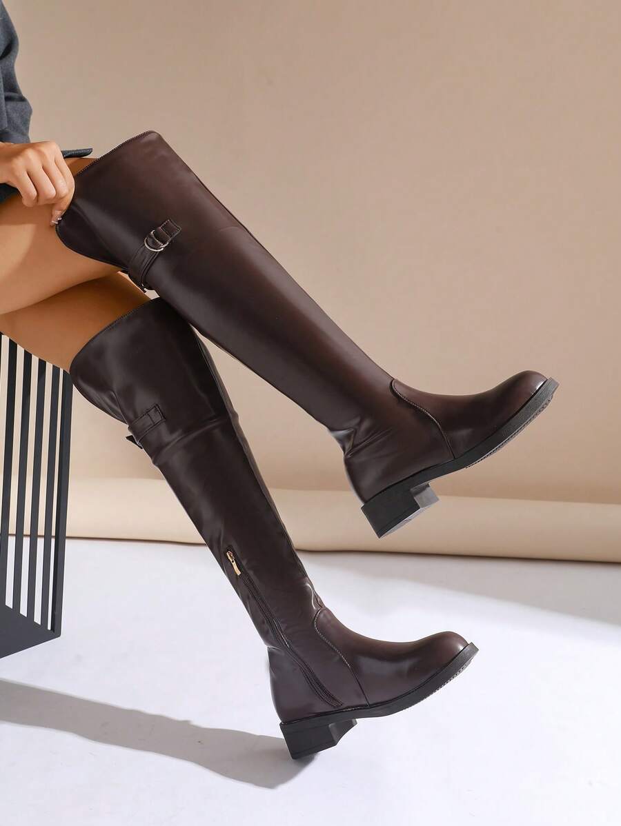 女士棕色百搭复古时尚粗跟平底过膝靴，柔软皮革鞋面舒适易打理，薄款保暖内衬，冬季保暖，一脚蹬设计易于穿着，带扣和侧拉链，优雅高挑，修身长筒靴，适合多种场合