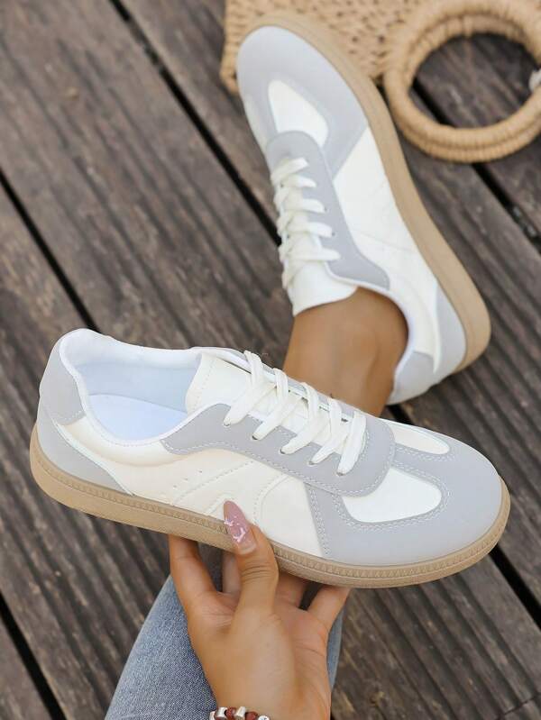 زوج من الأحذية الرياضية الكاجوال المربوطة بالسير للمراهقين، أحذية تدريب مسطحة مانعة للانزلاق، أحذية جامب بأصابع مستديرة