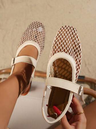 Zapatos de estilo Mary Jane con correa en el talón, de malla calada, en color beige, de moda versátil y elegante, con hebilla, estilo casual para exteriores y playa, recomendados por influencers, sandalias planas minimalistas de estilo vintage francés