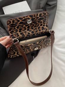 Tas bahu baru ini memiliki desain yang sederhana dan bergaya, dihiasi dengan motif leopard dan kontras warna yang mencolok. Desainnya dapat dilipat, sehingga dapat digunakan sebagai tas genggam maupun tas bahu. Sangat cocok untuk kegiatan sehari-hari, berbelanja, ke kantor, pesta, liburan, dan perjalanan singkat. Warnanya merah anggur (burgundy), menjadikannya sangat serbaguna. - Coklat - View 9