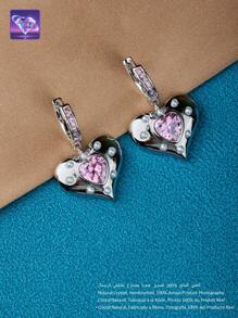 一对【2025时尚新品】这对耳环巧妙地融合了浪漫的心形元素与时尚的设计。采用925银打造，心形中心镶嵌天然粉紫色水晶，其神秘梦幻的色调蕴含着独特的自然能量。