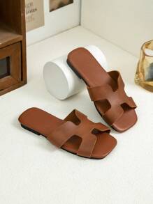 زوج جديد من الأحذية الصندلية للأطفال ذات أصابع مربعة، بتركيبات لونية متنوعة، مناسبة لارتداء الأطفال. صنادل صيفية للبنات ذات أربطة ناعمة وأنيقة، أحذية أميرة كاجوال للبنات، أحذية شاطئ مانعة للانزلاق، مناسبة للاستخدام الداخلي والخارجي