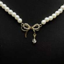 1 件合金蝴蝶结饰有玻璃水钻和人造珍珠，经典流行的百搭项链