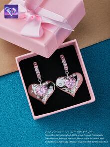 一对【2025时尚新品】这对耳环巧妙地融合了浪漫的心形元素与时尚的设计。采用925银打造，心形中心镶嵌天然粉紫色水晶，其神秘梦幻的色调蕴含着独特的自然能量。