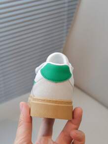 1 Paio di Sneaker Piatte Traspiranti in Rete per Ragazze, Scarpe Scolastiche con Chiusura a Strappo e Motivo a Freccia, Adatte per Corsa e Uso Casual