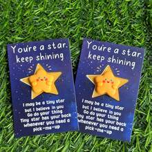 10 Peças Entalhe de Estrela de Resina Encantadora com Encorajamento Positivo "Você é uma estrela, continue brilhando" Cartão Inspirador de Boa Sorte, Inspirando você a enfrentar os desafios da vida com uma atitude positiva. Este presente de sorte pensativo pode ser dado à família, amigos, melhor mãe, mulheres, um presente fofo e positivo, também um presente significativo e lembrança especial, e convidados Dia das Mães, Formatura, Dia dos Pais, Casamento, Decoração de Festa de Aniversário