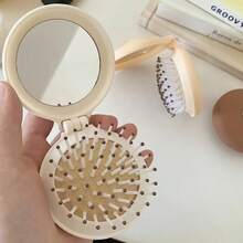 1 Peine compacto y portátil plegable con espejo integrado y masajeador de cuero cabelludo, cepillo de aire con cojín de aire, compañero de viaje, mini peine portátil para mujeres - Peine de viaje plegable ligero con diseño de masaje del cuero cabelludo y cojín de aire, herramientas para el cabello, artículos para el cabello, esenciales de viaje, barbero, estilista, accesorios de barbería, Día de San Valentín, suministros para el cabello, estilista de cabello, barbería, salón, artículos esenciales para vacaciones, productos para el cabello, barbería, regalo de San Valentín, artículos esenciales de viaje para mujeres, herramientas de estilista de cabello - Blanco - Ver 6